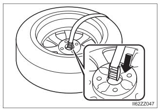 Toyota Yaris. Mounting the Spare Tire